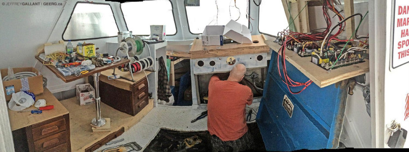 Electrician Jean Desgagnés during Skalugsuak's retrofitting in 2015 — L'électricien Jean Desgagnés pendant le radoub de 2015 — Photo © Jeffrey Gallant | GEERG