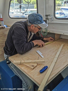 Carpenter Réjean Bergeron making a new table during the 2015 retrofit — Le menuisier Réjean Bergeron fabriquant une table en 2015 — Photo © Jeffrey Gallant | GEERG