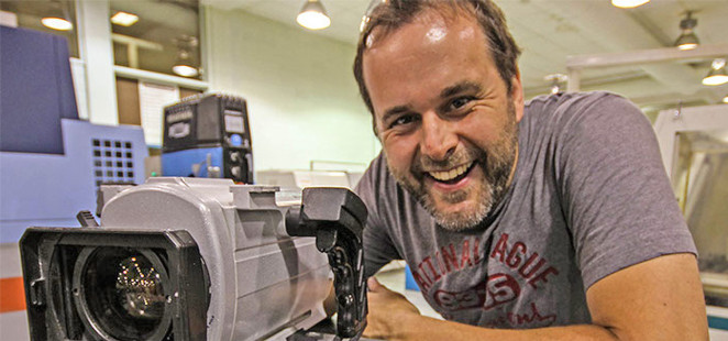 Marc-André Gaudreau designing a laser bracket for a camera rig in Drummondville, Québec — Marc-André Gaudreau concevant un support pour lasers à Drummondville, au Québec — Photo © Jeffrey Gallant | GEERG