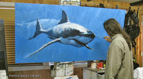 Jean-Louis Courteau painting a white shark for a GEERG fundraising auction — Jean-Louis Courteau à l'oeuvre pour un encan au profit du GEERG — Photo © Nicole Théorêt